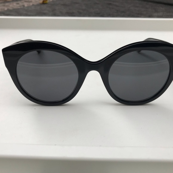 GUCCI Sunglasses - Picture 2 of 9